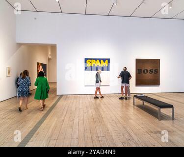 Los Angeles, CA, États-Unis – 12 septembre 2024 : les visiteurs assistent à l’exposition Ed Ruscha « Now / Then » au LA County Museum of Art de Los Angeles, CA. Banque D'Images