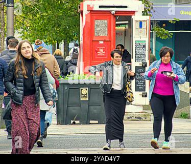 Glasgow, Écosse, Royaume-Uni. 13 octobre 2024. Météo britannique : froid sur le style Mile et capitale du shopping de l'écosse, buchanan Street. Crédit Gerard Ferry/Alamy Live News Banque D'Images