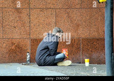 Glasgow, Écosse, Royaume-Uni. 13 octobre 2024. Météo britannique : froid sur le style Mile et capitale du shopping de l'écosse, buchanan Street. Crédit Gerard Ferry/Alamy Live News Banque D'Images