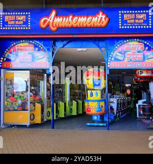 Nessa's Slots Amusement Arcade et machines à sous à Barry Island, South Wales, Royaume-Uni. Prise en octobre 2024. Banque D'Images