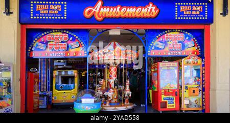 Nessa's Slots Amusement Arcade et machines à sous à Barry Island, South Wales, Royaume-Uni. Prise en octobre 2024. Banque D'Images