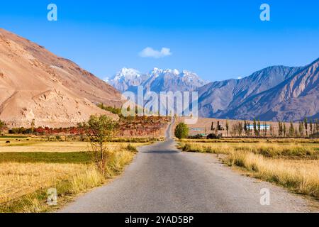 Paysage du village d'Ishkoshim. Ishkoshim ou Ishkashim est situé dans la région de Gorno-Badakhshan Pamir au Tadjikistan. Il se trouve sur la rivière Panj à la frontière Banque D'Images