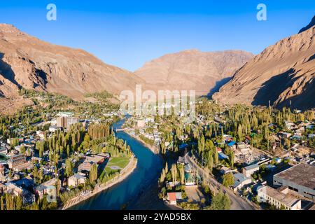 Ville de Khorog, rivière Ghunt et montagnes du Pamir vue panoramique aérienne. Khorog est situé le long de la route du Pamir à Gorno-Badakhshan, Tadjikistan. Banque D'Images