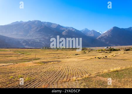 Paysage du village d'Ishkoshim. Ishkoshim ou Ishkashim est situé dans la région de Gorno-Badakhshan Pamir au Tadjikistan. Il se trouve sur la rivière Panj à la frontière Banque D'Images