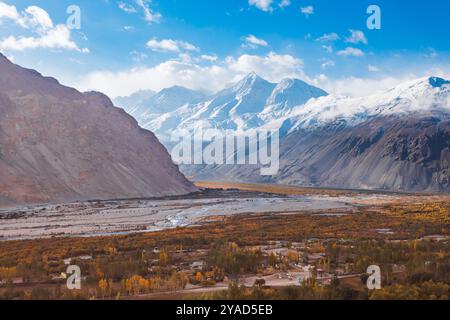 La vue sur le paysage de la montagne du couloir Wakhan depuis l'autoroute du Pamir près du village de Langar. Le corridor de Wakhan est situé à la frontière entre le Tadjikistan an Banque D'Images