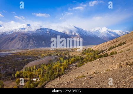 La vue sur le paysage de la montagne du couloir Wakhan depuis l'autoroute du Pamir près du village de Langar. Le corridor de Wakhan est situé à la frontière entre le Tadjikistan an Banque D'Images