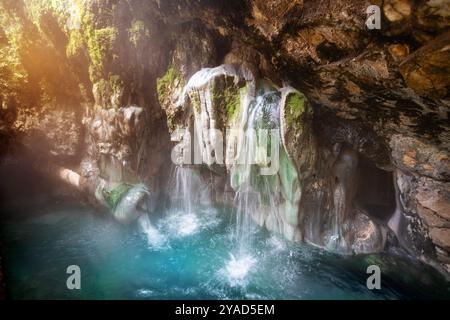 Sources chaudes de Bibi Fatima dans le village de Yamchun, couloir de Wakhan à la frontière entre la région de la route du Pamir au Tadjikistan et la province afghane du Badakhshan Banque D'Images