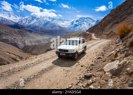 Véhicule hors route à l'autoroute du Pamir dans le couloir de Wakhan après le village de Langar. Le corridor de Wakhan est situé à la frontière entre le Tadjikistan et l'Afghanistan Banque D'Images