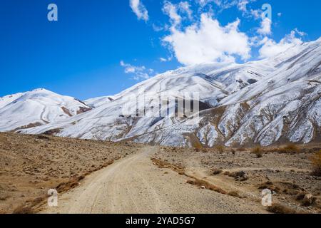 La vue sur le paysage de la montagne du couloir Wakhan depuis l'autoroute du Pamir. Le corridor de Wakhan est situé à la frontière entre le Tadjikistan et l'Afghanistan. Banque D'Images