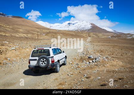 Véhicule hors route sur l'autoroute du Pamir dans le couloir de Wakhan. Le corridor de Wakhan est situé à la frontière entre le Tadjikistan et l'Afghanistan. Banque D'Images