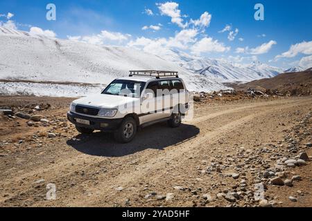 Véhicule hors route sur l'autoroute du Pamir dans le couloir de Wakhan. Le corridor de Wakhan est situé à la frontière entre le Tadjikistan et l'Afghanistan. Banque D'Images