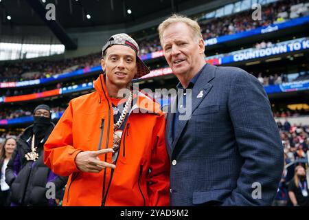 L'interprète Central CEE (à gauche) et le commissaire de la NFL Roger Goodell posent pour une photo avant le match international de la NFL au Tottenham Hotspur Stadium, à Londres. Date de la photo : dimanche 13 octobre 2024. Banque D'Images