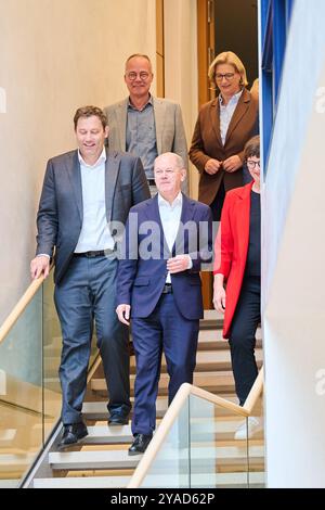 Berlin, Allemagne. 13 octobre 2024. Lars Klingbeil (première rangée, gauche-droite), président du Parti, le chancelier fédéral Olaf Scholz, Saskia Esken, présidente du Parti, Matthias Miersch (deuxième rangée, gauche-droite), nouveau secrétaire général et Anke Rehlinger, ministre président de la Sarre, arrivent à la maison Willy Brandt pour la réunion à huis clos du comité exécutif fédéral du SPD en préparation des élections du Bundestag. Crédit : Annette Riedl/dpa/Alamy Live News Banque D'Images