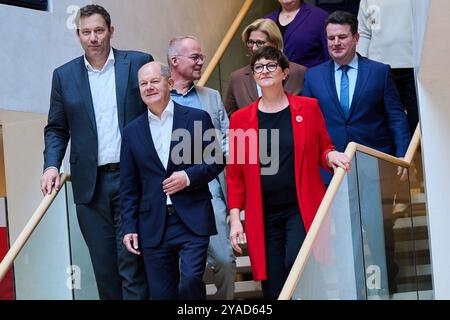 Berlin, Allemagne. 13 octobre 2024. Les sociaux-démocrates Lars Klingbeil (première rangée, gauche-droite), président du parti, chancelier fédéral Olaf Scholz, Saskia Esken, présidente du parti, Matthias Miersch (deuxième rangée, gauche-droite), nouveau secrétaire général, Anke Rehlinger, ministre président de la Sarre et Hubertus Heil (SPD), ministre fédéral du travail et des Affaires sociales arrivent à la Willy Brandt House pour la réunion à huis du Comité exécutif fédéral du SPD en préparation des élections fédérales. Crédit : Annette Riedl/dpa/Alamy Live News Banque D'Images