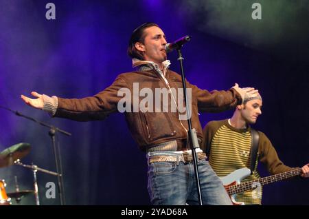 Milan Italie 09/2004 : Kekko alias Francesco Silvestre, chanteur de Modà, groupe Pop Rock italien, lors du concert live de Radio Italia 'Oltre ogni Muro' Banque D'Images