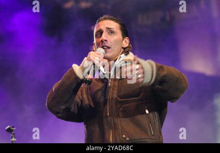 Milan Italie 09/2004 : Kekko alias Francesco Silvestre, chanteur de Modà, groupe Pop Rock italien, lors du concert live de Radio Italia 'Oltre ogni Muro' Banque D'Images