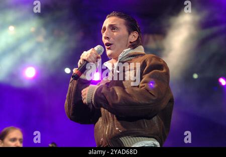 Milan Italie 09/2004 : Kekko alias Francesco Silvestre, chanteur de Modà, groupe Pop Rock italien, lors du concert live de Radio Italia 'Oltre ogni Muro' Banque D'Images