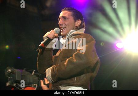 Milan Italie 09/2004 : Kekko alias Francesco Silvestre, chanteur de Modà, groupe Pop Rock italien, lors du concert live de Radio Italia 'Oltre ogni Muro' Banque D'Images