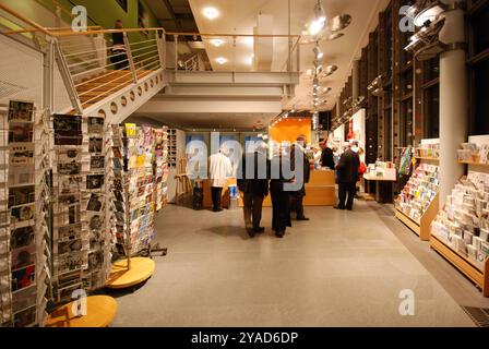 23.10.2009 Museumsshop Deutschland/ Niedersachsen/ Wolfsburg/ Hollerplatz/ Kunstmuseum/ Museumsshop/ Regale/ Postkarten Aufsteller/ Besucher ***Nutzung nur redaktionell*** *** 23 10 2009 magasin du musée Allemagne basse-Saxe Wolfsburg Musée d'art magasins magasins cartes postales présentoirs à usage éditorial réservé aux visiteurs Banque D'Images