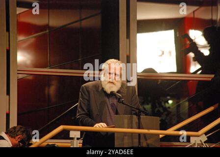23.10.2009 James Turrell Deutschland/ Niedersachsen/ Wolfsburg/ Hollerplatz/ Kunstmuseum/ Ausstellungseröffnung/ James Turrell The Wolfsburg Projekt/ Eröffnungsrede des Künstlers/ Lichtkünstler/ Lichtdesigner/ ***Nutzung nur redaktionell*** *** 23 10 2009 James Turrell Allemagne basse-Saxe Wolfsburg Hollerplatz Art Museum Exhibition James Turrell The Wolfsburg le projet Wolfsburg discours d'ouverture par l'artiste Light Designer à des fins éditoriales Banque D'Images