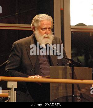 23.10.2009 James Turrell Deutschland/ Niedersachsen/ Wolfsburg/ Hollerplatz/ Kunstmuseum/ Ausstellungseröffnung/ James Turrell The Wolfsburg Projekt/ Eröffnungsrede des Künstlers/ Lichtkünstler/ Lichtdesigner/ ***Nutzung nur redaktionell*** *** 23 10 2009 James Turrell Allemagne basse-Saxe Wolfsburg Hollerplatz Art Museum Exhibition James Turrell The Wolfsburg le projet Wolfsburg discours d'ouverture par l'artiste Light Designer à des fins éditoriales Banque D'Images