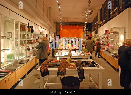 23.10.2009 Museumsshop Deutschland/ Niedersachsen/ Wolfsburg/ Hollerplatz/ Kunstmuseum/ Museumsshop/ Regale/ Aufsteller/ Vitrinen/ Besucher ***Nutzung nur redaktionell*** *** 23 10 2009 magasin de musée Allemagne basse-Saxe Wolfsburg Hollerplatz Musée d'art Etagères de magasin vitrines utilisées par les visiteurs à des fins éditoriales uniquement Banque D'Images