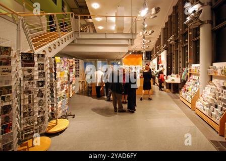 23.10.2009 Museumsshop Deutschland/ Niedersachsen/ Wolfsburg/ Hollerplatz/ Kunstmuseum/ Museumsshop/ Regale/ Postkarten Aufsteller/ Besucher ***Nutzung nur redaktionell*** *** 23 10 2009 magasin du musée Allemagne basse-Saxe Wolfsburg Musée d'art magasins magasins cartes postales présentoirs à usage éditorial réservé aux visiteurs Banque D'Images