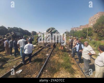 Minya. 13 octobre 2024. Cette photo prise avec un téléphone portable le 13 octobre 2024 montre la scène d'une collision de train dans la province de Minya, en Égypte. Au moins 20 personnes ont été blessées dans une collision de train dimanche dans la province de Minya, dans le sud de l'Égypte, sans aucun décès jusqu'à présent, a déclaré le ministère égyptien de la santé. L'accident s'est produit lorsqu'une locomotive est entrée en collision avec l'arrière d'un train se dirigeant de la province méridionale d'Assouan à la capitale le Caire, séparant deux wagons du train, a déclaré l'autorité ferroviaire égyptienne. Crédit : Mohamed Asad/Xinhua/Alamy Live News Banque D'Images