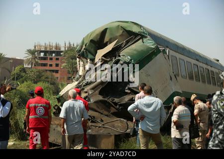 Minya. 13 octobre 2024. Cette photo prise le 13 octobre 2024 montre la scène d'une collision de train dans la province de Minya, en Égypte. Au moins 20 personnes ont été blessées dans une collision de train dimanche dans la province de Minya, dans le sud de l'Égypte, sans aucun décès jusqu'à présent, a déclaré le ministère égyptien de la santé. L'accident s'est produit lorsqu'une locomotive est entrée en collision avec l'arrière d'un train se dirigeant de la province méridionale d'Assouan à la capitale le Caire, séparant deux wagons du train, a déclaré l'autorité ferroviaire égyptienne. Crédit : Mohamed Asad/Xinhua/Alamy Live News Banque D'Images