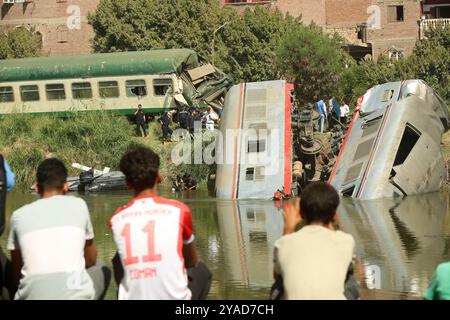 Minya. 13 octobre 2024. Cette photo prise le 13 octobre 2024 montre la scène d'une collision de train dans la province de Minya, en Égypte. Au moins 20 personnes ont été blessées dans une collision de train dimanche dans la province de Minya, dans le sud de l'Égypte, sans aucun décès jusqu'à présent, a déclaré le ministère égyptien de la santé. L'accident s'est produit lorsqu'une locomotive est entrée en collision avec l'arrière d'un train se dirigeant de la province méridionale d'Assouan à la capitale le Caire, séparant deux wagons du train, a déclaré l'autorité ferroviaire égyptienne. Crédit : Mohamed Asad/Xinhua/Alamy Live News Banque D'Images