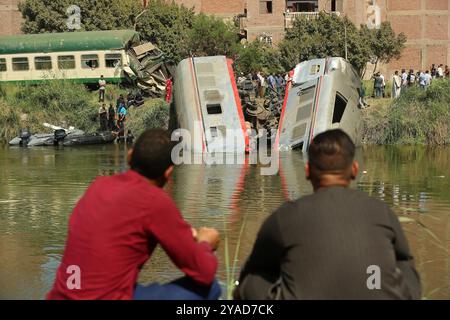 Minya. 13 octobre 2024. Cette photo prise le 13 octobre 2024 montre la scène d'une collision de train dans la province de Minya, en Égypte. Au moins 20 personnes ont été blessées dans une collision de train dimanche dans la province de Minya, dans le sud de l'Égypte, sans aucun décès jusqu'à présent, a déclaré le ministère égyptien de la santé. L'accident s'est produit lorsqu'une locomotive est entrée en collision avec l'arrière d'un train se dirigeant de la province méridionale d'Assouan à la capitale le Caire, séparant deux wagons du train, a déclaré l'autorité ferroviaire égyptienne. Crédit : Mohamed Asad/Xinhua/Alamy Live News Banque D'Images