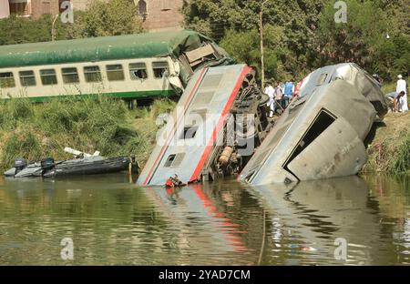 Minya. 13 octobre 2024. Cette photo prise le 13 octobre 2024 montre la scène d'une collision de train dans la province de Minya, en Égypte. Au moins 20 personnes ont été blessées dans une collision de train dimanche dans la province de Minya, dans le sud de l'Égypte, sans aucun décès jusqu'à présent, a déclaré le ministère égyptien de la santé. L'accident s'est produit lorsqu'une locomotive est entrée en collision avec l'arrière d'un train se dirigeant de la province méridionale d'Assouan à la capitale le Caire, séparant deux wagons du train, a déclaré l'autorité ferroviaire égyptienne. Crédit : Mohamed Asad/Xinhua/Alamy Live News Banque D'Images