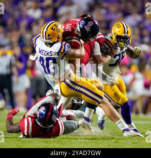 Baton Rouge, États-Unis. 12 octobre 2024. Le linebacker des TIGRES de la LSU WHIT WEEKS (40) casse le quarterback d'Ole Miss JAXSON DART (2) dans le quatrième quart-temps pendant le match entre les Rebels d'Ole Miss et les Tigers de la LSU le 12 octobre 2024 au Tiger Stadium de Baton Rouge, en Louisiane. LES Tigres de la LSU ont battu les Ole Miss Rebels 29-23. (Photo par : Jerome Hicks/Sipa USA) crédit : Sipa USA/Alamy Live News Banque D'Images