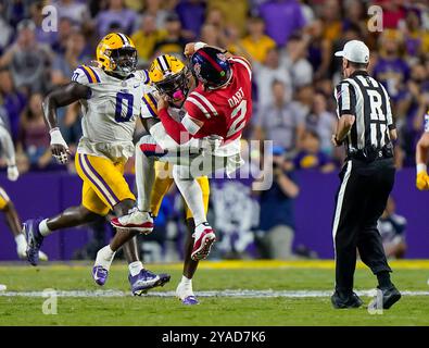 Baton Rouge, États-Unis. 12 octobre 2024. TIGRES LSU dos défensif TIMBRES ASHTON (1) sacs le quarterback Ole Miss JAXSON DART (2) dans le quatrième quart-temps pendant le match entre les rebelles Ole Miss et les Tigers LSU le 12 octobre 2024 au Tiger Stadium de Baton Rouge, Louisiane. Les Tigres de la LSU ont battu les Ole Miss Rebels 29-23. (Photo par : Jerome Hicks/Sipa USA) crédit : Sipa USA/Alamy Live News Banque D'Images