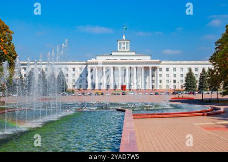 Fontaines et Maison du Gouvernement de la KBR à la place Concord à Nalchik, République Kabardino-Balkarienne en Russie. Banque D'Images