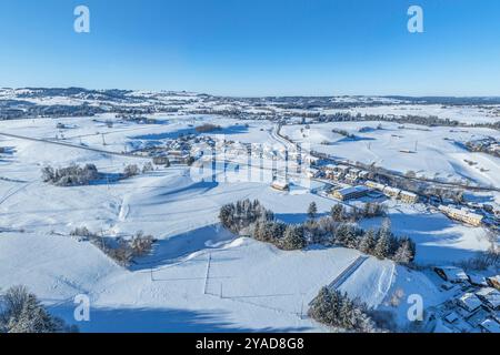 Ausblick auf den Wintersportort Nesselwang am Alpenrand im Allgäu Herrlicher Winter-Nachmittag BEI Nesselwang am Skigebiet Alpsitz Nesselwang Bayern d Banque D'Images