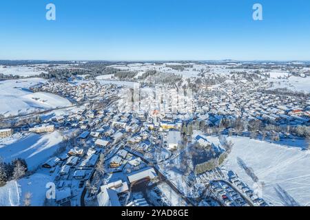 Ausblick auf den Wintersportort Nesselwang am Alpenrand im Allgäu Herrlicher Winter-Nachmittag BEI Nesselwang am Skigebiet Alpsitz Nesselwang Bayern d Banque D'Images