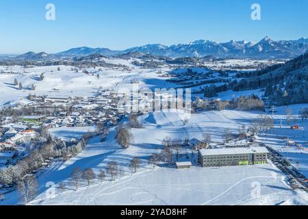 Ausblick auf den Wintersportort Nesselwang am Alpenrand im Allgäu Herrlicher Winter-Nachmittag BEI Nesselwang am Skigebiet Alpsitz Nesselwang Bayern d Banque D'Images