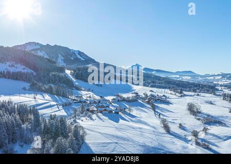 Ausblick auf den Wintersportort Nesselwang am Alpenrand im Allgäu Herrlicher Winter-Nachmittag BEI Nesselwang am Skigebiet Alpsitz Nesselwang Bayern d Banque D'Images