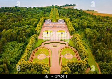 Herrenchiemsee Palace vue panoramique aérienne, c'est un complexe de bâtiments royaux sur Herreninsel, la plus grande île du lac Chiemsee, dans le sud du B Banque D'Images