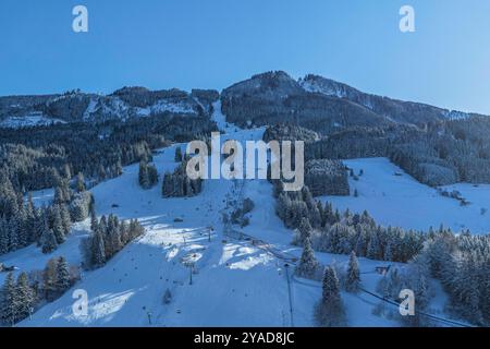 Ausblick auf den Wintersportort Nesselwang am Alpenrand im Allgäu Herrlicher Winter-Nachmittag BEI Nesselwang am Skigebiet Alpsitz Nesselwang Bayern d Banque D'Images