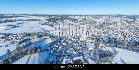 Ausblick auf den Wintersportort Nesselwang am Alpenrand im Allgäu Herrlicher Winter-Nachmittag BEI Nesselwang am Skigebiet Alpsitz Nesselwang Bayern d Banque D'Images