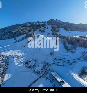 Ausblick auf den Wintersportort Nesselwang am Alpenrand im Allgäu Herrlicher Winter-Nachmittag BEI Nesselwang am Skigebiet Alpsitz Nesselwang Bayern d Banque D'Images