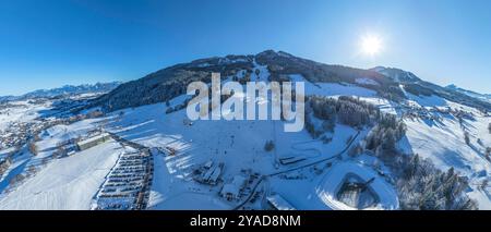 Ausblick auf den Wintersportort Nesselwang am Alpenrand im Allgäu Herrlicher Winter-Nachmittag BEI Nesselwang am Skigebiet Alpsitz Nesselwang Bayern d Banque D'Images