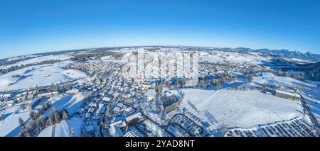 Ausblick auf den Wintersportort Nesselwang am Alpenrand im Allgäu Herrlicher Winter-Nachmittag BEI Nesselwang am Skigebiet Alpsitz Nesselwang Bayern d Banque D'Images