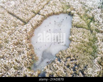 Dhaka, Bangladesh. 12 octobre 2024. Une vue aérienne montre des garçons jouant au football sur un terrain de sable permanent entouré de parterres de fleurs temporaires à Dhaka, au Bangladesh, le 12 octobre 2024. (Photo de Muhammad Amdad Hossain/NurPhoto) crédit : NurPhoto SRL/Alamy Live News Banque D'Images