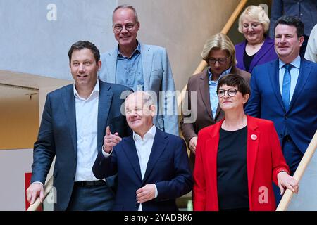 13 octobre 2024, Berlin : Lars Klingbeil (première rangée, gauche-droite), président du Parti, chancelier fédéral Olaf Scholz, Saskia Esken, présidente du Parti, Matthias Miersch (deuxième rangée, gauche-droite), nouveau secrétaire général, Anke Rehlinger, ministre président de la Sarre, Hubertus Heil (SPD), ministre fédéral du travail et des Affaires sociales et Katja Mast (troisième rangée), secrétaire parlementaire, arrivent à la Willy Brandt House pour la préparation à la réunion du Bundestag. Photo : Annette Riedl/dpa Banque D'Images