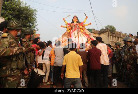 Les dévots hindous bangladais portent une idole de la déesse hindoue Durga pour plonger dans la rivière Buriganga lors de la dernière journée du Festival Durga Puja à Dhaka, au Bangladesh. Le festival de cinq jours Durga Puja commémore le meurtre du roi démon Mahishasur par la déesse hindoue Durga, marquant le triomphe du bien sur le mal. (Photo Sony Ramany/NurPhoto)0 Banque D'Images