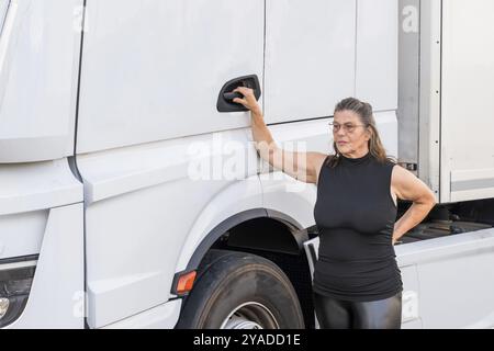 Un conducteur âgé attrayant à son camion Banque D'Images