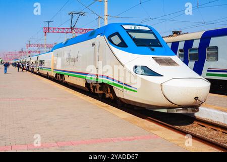 Boukhara, Ouzbékistan - 16 avril 2021: Afrosiyob ou Afrosiab est un train électrique à grande vitesse exploité sur la ligne Tashkent - Samarkand à la statio de Boukhara Banque D'Images